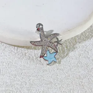 Ozean Stil Mehrfach Seestern Anhänger Nahaufnahme, glitzernder Zirkonia Silber Look Accessoire.