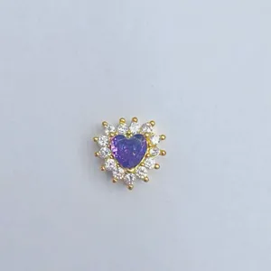 Dettaglio ciondolo cuore in zircone viola, componente accessorio per gioielli DIY dorato.