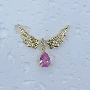 Vergoldeter Flügel Anhänger mit rosa Kristalltropfen, feiner Zirkonia Schmuck Detail.