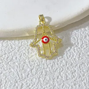 Vergoldeter Hamsa Hand Anhänger mit funkelnden Zirkonia und bösem Blick Detail.