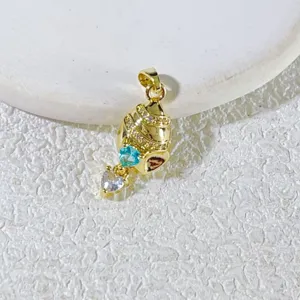 Ozean Serie Muschel Anhänger Detail, vergoldetes Kupfer mit funkelnden Zirkonia Steinen.