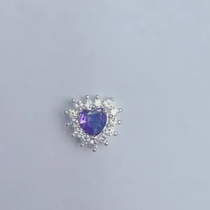 Primo piano di un ciondolo in zircone viola a forma di cuore per gioielli e bracciali fai-da-te.
