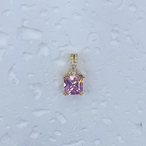 Detailaufnahme eines quadratischen rosa Zirkonia Anhängers mit goldfarbener Mikrofassung.