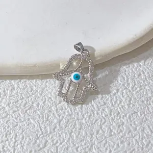 Nahaufnahme eines silbernen Hamsa-Hand-Böse-Blick-Anhängers mit funkelnden Zirkonias.