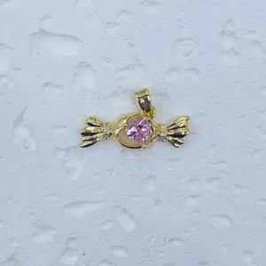 Vergoldeter Bonbon Flügel rosa Herz Anhänger Nahaufnahme, filigrane Strass Details.