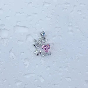 Detailansicht des rosa Herz Flügel Anhängers mit funkelnden Zirkonia Kristallen.