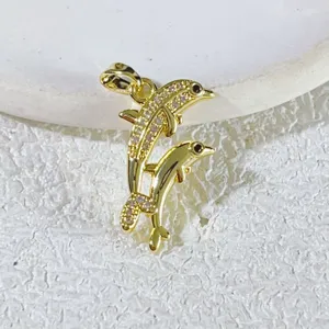 Vergoldeter doppeltes Delphin Anhänger mit Zirkonia Steinen filigraner Schmuck Detailaufnahme