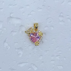 Exquisiter vergoldeter rosa Herz-Kristall-Anhänger mit Zirkonia-Mikropavé und Flügel-Details.