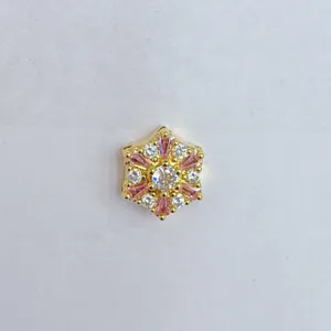 Nahaufnahme Detailansicht der vergoldeten Blumen-Abstandshalterperle mit glitzernden Zirkonia.