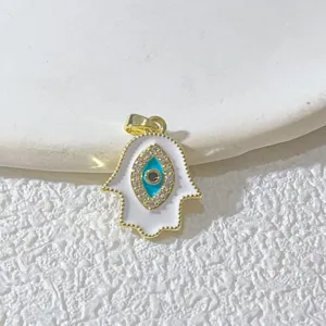 Exquisiter Hamsa Hand Anhänger mit bösem Blick, vergoldetes Kupfer, weiße Emaille, Zirkon.