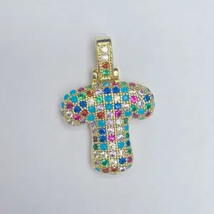 Detailansicht des vergoldeten Mikro-Pavé bunte Strass Buchstabe T Anhänger Zubehör