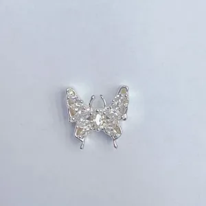 Dettaglio charm fai da te farfalla zircone squisito, accessorio cristallo micro-incastonato.