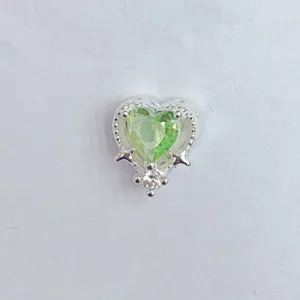 Herzförmiger grüner Zirkon DIY Schmuck Zubehör Charm Abstandshalter Perle in Silber Optik.