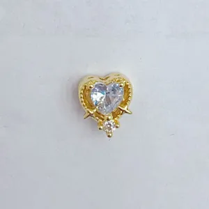Nahaufnahme des herzförmigen, vergoldeten Zirkon-DIY-Schmuckaccessoire-Anhängers im Detail.