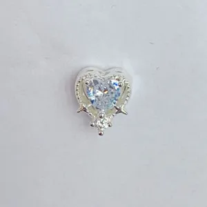 Herzförmiger Zirkonia DIY Anhänger, filigranes Mikro Pave Schmuck Zubehörteil Detail.