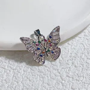 Nahaufnahme Detail eines schimmernden Kristall Schmetterling Anhängers mit bunten Zirkoniasteinen.
