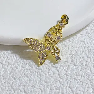 Detaillierte Nahaufnahme eines vergoldeten Schmetterling Zirkon DIY Schmuckanhängers.