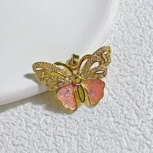 Vergoldeter Schmetterlingsanhänger mit Zirkonia und rosa Glitzer für DIY Schmuckherstellung.