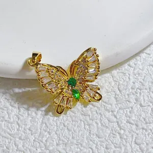 Detailaufnahme des vergoldeten Schmetterlingsanhängers mit funkelnden Zirkoniasteinen.