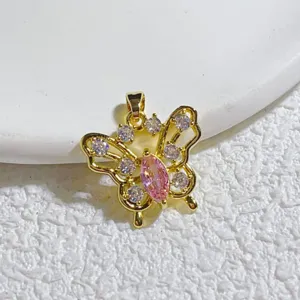 Nahaufnahme Detail vergoldeter Schmetterlingsanhänger mit Zirkonia für DIY Schmuckzubehör