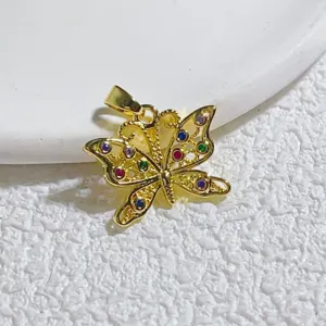 Nahaufnahme Detail eines goldplattierten Schmetterlingsanhängers mit bunten Zirkonias.