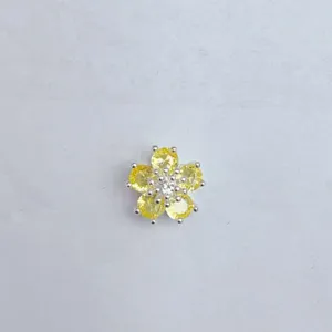 Nahaufnahme einer funkelnden Zirkon-Abstandsperle in Blumenform für DIY-Schmuckherstellung.