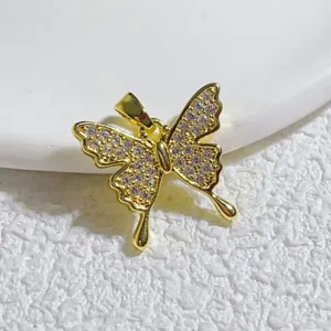 Nahaufnahme Detail eines vergoldeten Schmetterlingsanhängers mit funkelnden Zirkonias.