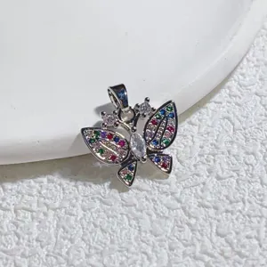 Nahaufnahme Detail des bunten Zirkonia Pave Schmetterling Anhänger DIY Schmuck Zubehör.