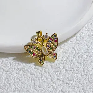 Nahaufnahme eines goldenen Schmetterlingsanhängers mit bunten Zirkoniasteinen Detail.