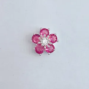 Nahaufnahme Detail von rosa Zirkon Blume Abstandshalter Perle fur DIY Schmuck Zubehoer.