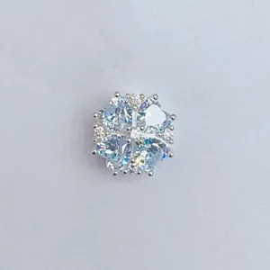 Nahaufnahme von glitzernden Zirkonia Kleeblatt Blumen Charms DIY Schmuck Zwischenperle.