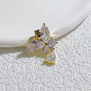 Detailaufnahme eines niedlichen Schmetterling Zirkonia Anhängers, vergoldetes DIY Schmuckzubehör.