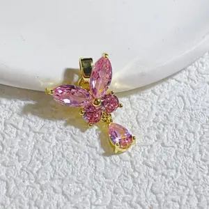Nahaufnahme des charmanten Schmetterlingsanhängers mit rosa Zirkonia und vergoldetem Metall.