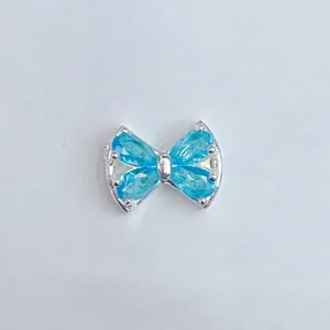 Nahaufnahme eines funkelnden blauen Zirkonia Schleifen Abstandsperle für DIY Schmuck.