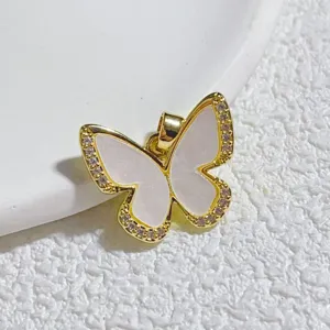 Nahaufnahme Detailaufnahme eines vergoldeten Schmetterlingsanhängers mit weißen Zirkonia.