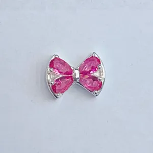 Nahaufnahme Detail einer rosa Zirkon Schleife Perle fur DIY Schmuckherstellung Handwerk.