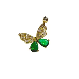 Vergoldeter Schmetterlingsanhänger mit grünem Zirkonia und Zirkoniasteinen für Schmuck.