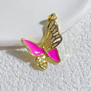 Vergoldeter Kupfer Schmetterling Anhänger mit rosa Emaillierung und Zirkonia Steinen.