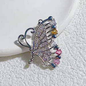 Nahaufnahme eines glitzernden Schmetterling Anhängers mit Zirkonia für DIY Schmuck Basteln.
