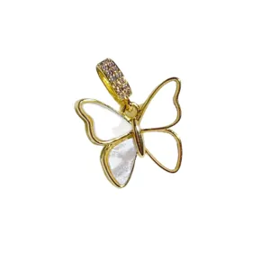 Goldener Schmetterling Anhänger mit Perlmutt und Zirkonia für DIY Schmuckherstellung.