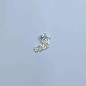 Silberfarbener Weihnachtsstrumpf Anhänger mit Zirkonia, filigranes DIY Schmuck Zubehör Detail.