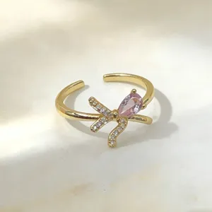 Vergoldeter offener Ring mit lila Zirkon und funkelnden Steinen für elegante Damen neu.