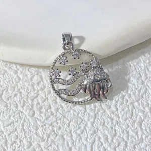 Exquisiter silberfarbener Meeres-Stil Kristallanhänger mit filigranen Zirkonbesätzen.