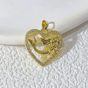 Nahaufnahme des goldenen Herz-Meerjungfrauen-Anhängers mit funkelnden Zirkoniasteinen.
