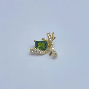 Nahaufnahme Detail des grünen Kristall Schmetterling DIY Anhängers, vergoldetes Accessoire.