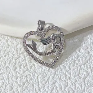 Silberner Herz Meerjungfrau Anhänger Detail, glitzernder Zirkon Charme für individuelle Kette.