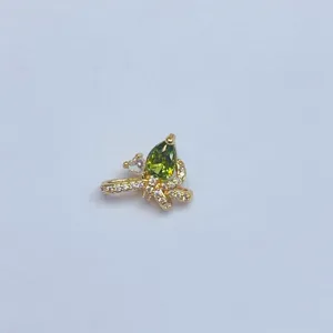 Detailansicht des kupfervergoldeten 18K DIY Schleifen Schmuckanhängers mit grünem Zirkon.