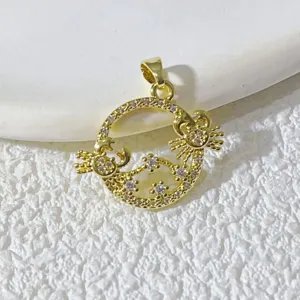 Nahaufnahme des vergoldeten Meeres-Anhängers mit glitzernden Zirkoniasteinen Schmuck.