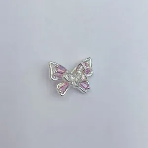 Schmetterling Anhänger DIY Schmuck Zubehör mit rosa Zirkonia Steinen, Metall Detail Ansicht.