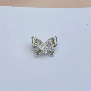 Detailansicht des Schmetterlingsanhängers mit Zirkoniasteinen, ideal für DIY-Schmuckzubehör.